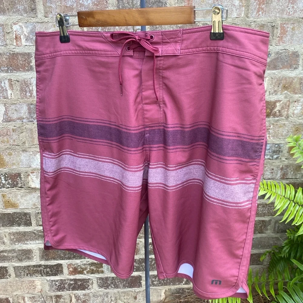 Travis Mathew Unlined Confetti King Ruby Wine Board Shorts Swim Trunks Size 38